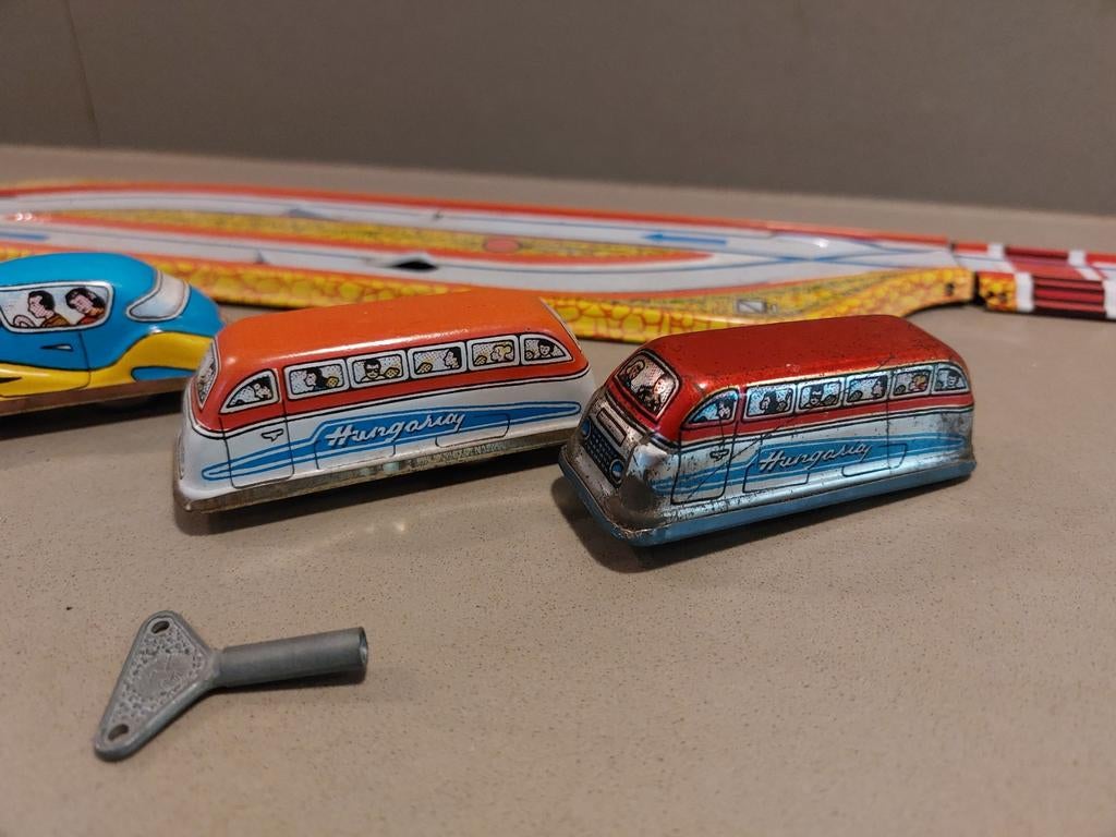 Vintage blikken racebaan met opwindbare auto’s – Hongarije, Ophalen of Verzenden