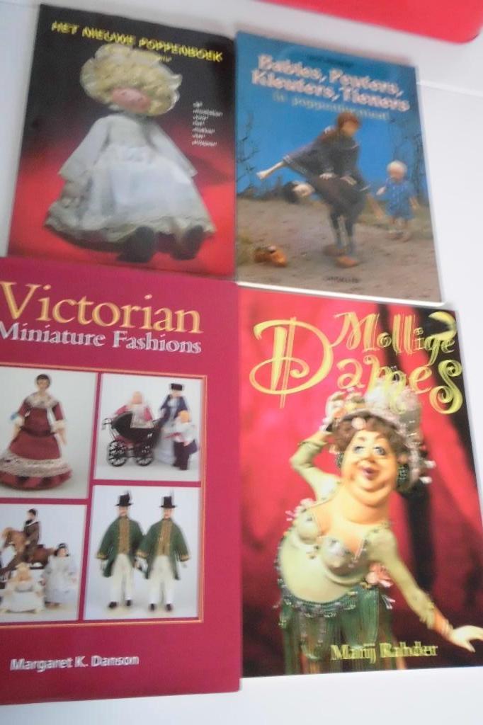 poppen boeken 4 stuks, Verzamelen, Poppen, Ophalen of Verzenden, Gebruikt, Overige typen