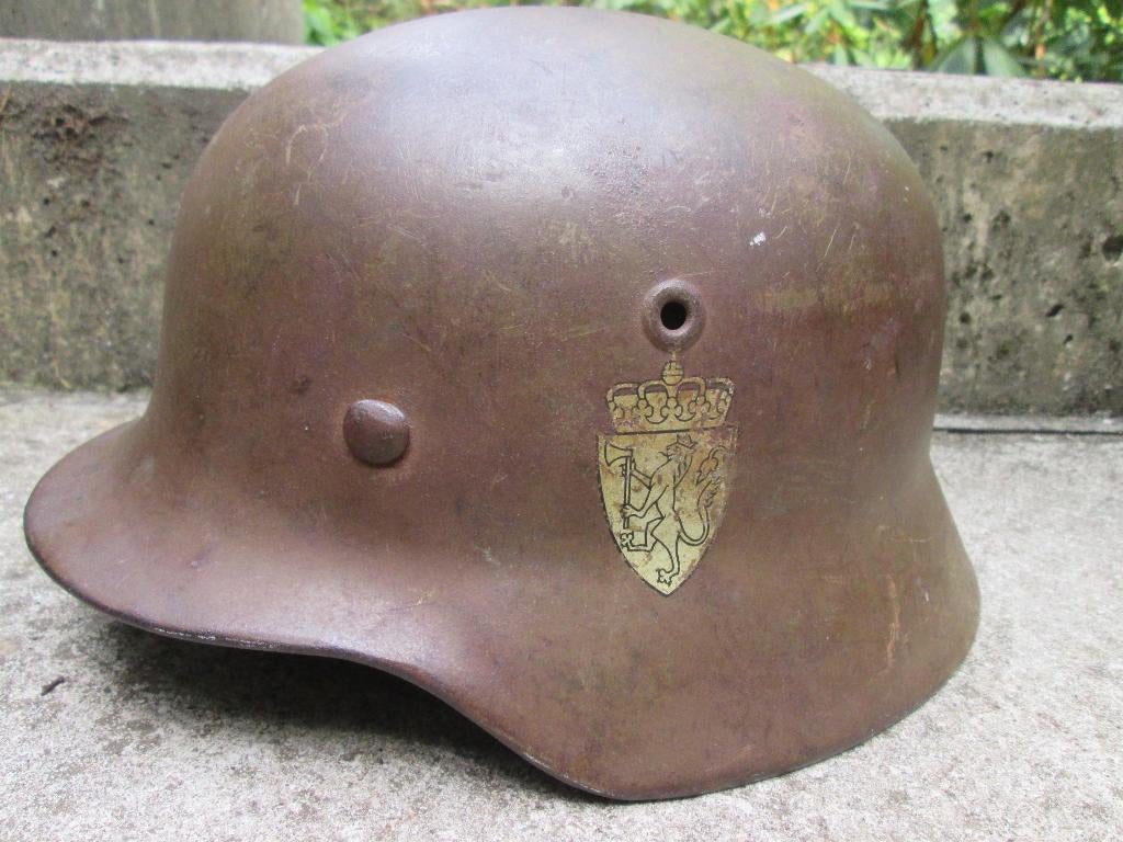 Duits model Noorse helm met dubbele decals bijzonder stuk., Ophalen of Verzenden, Nederland, Helm of Baret