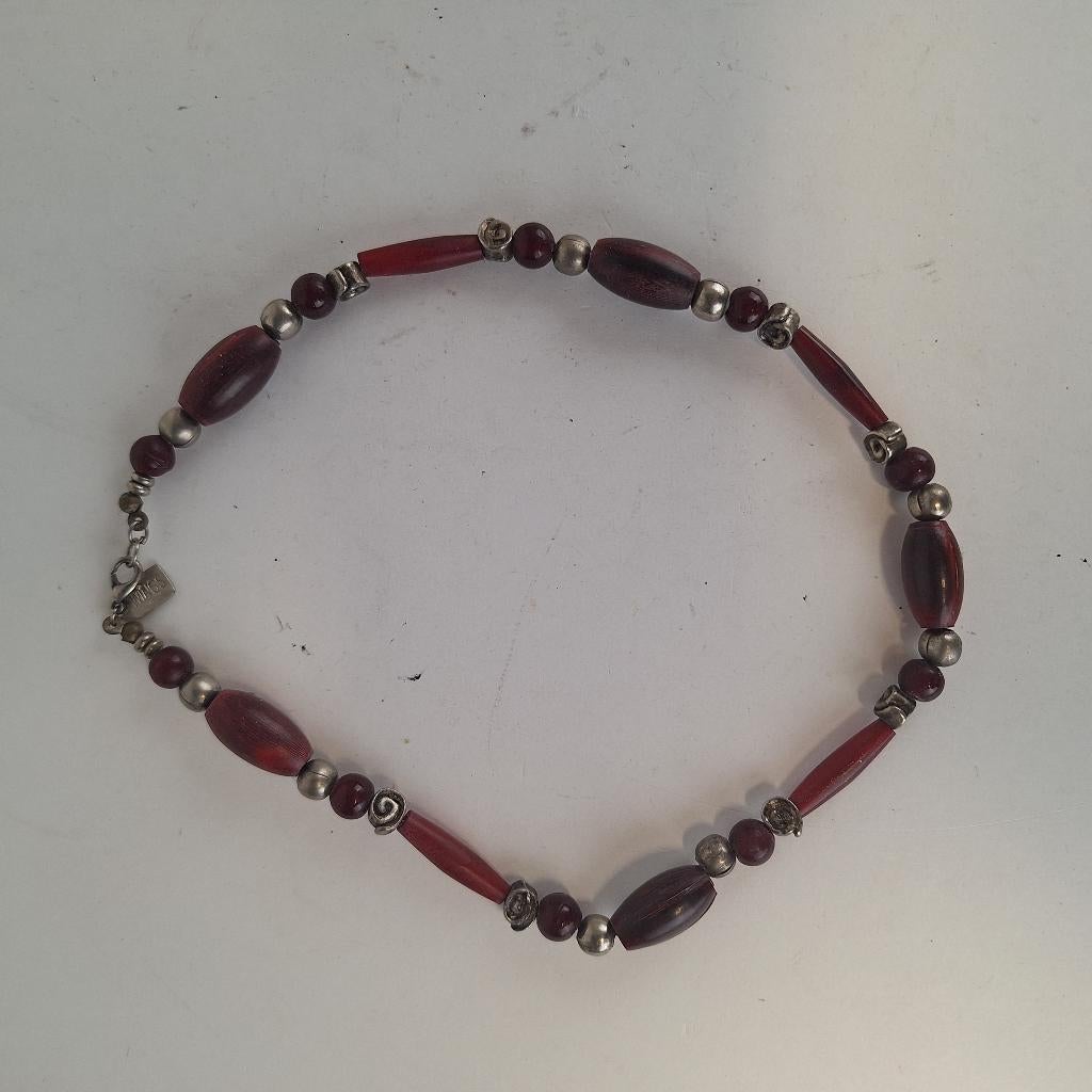 Korte bordeauxrode-zwart-zilveren kralenketting, Ophalen of Verzenden, Zo goed als nieuw, Rood, Zilver