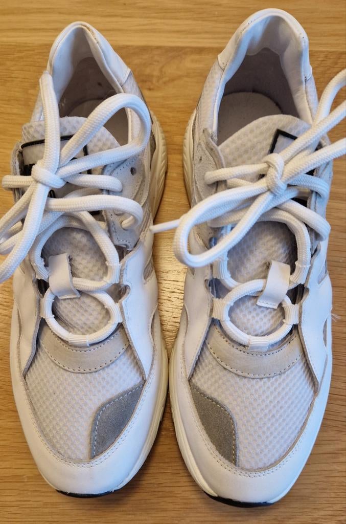 Witte onpaar sneaker schoenen links 40, rechts 39., Kleding | Dames, Schoenen, Deabused, Wit, Ophalen of Verzenden, Sneakers of Gympen