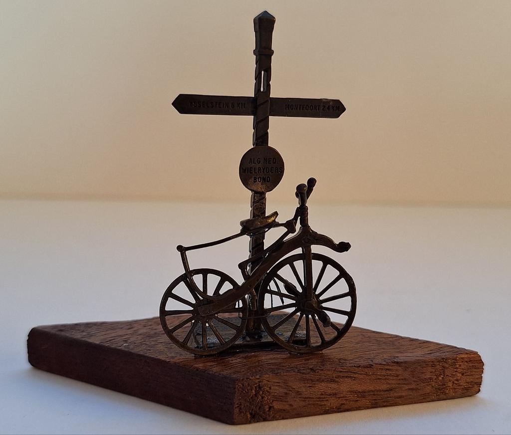 Fiets met wegwijzer miniatuur, Antiek en Kunst, Curiosa en Brocante, Ophalen of Verzenden