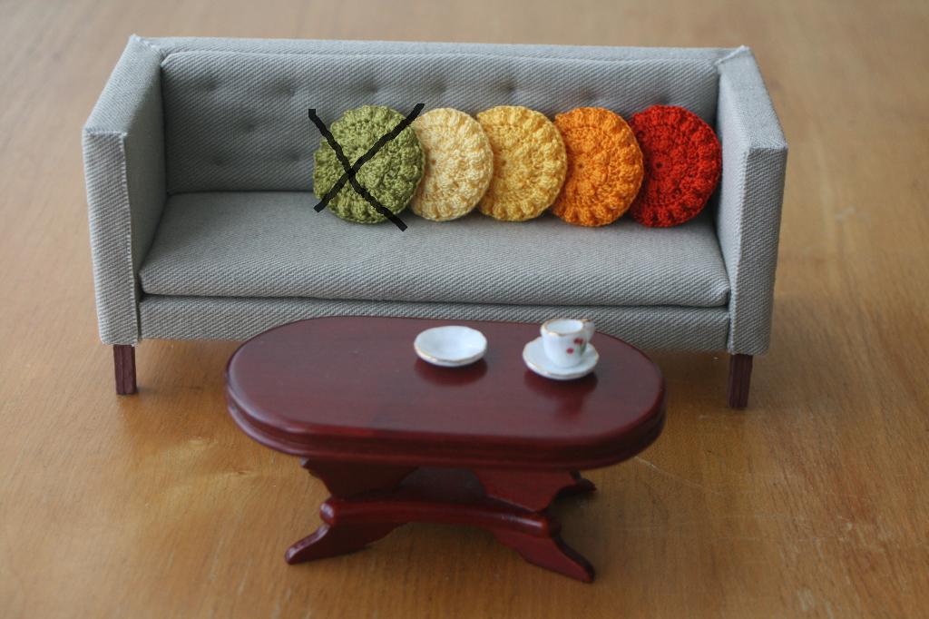 1:12 miniatuur kussentje voor poppenhuis geel oranje, Verzamelen, Ophalen of Verzenden, Nieuw, Decoratie