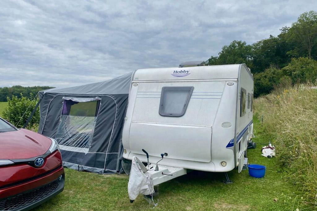 Te koop - Caravan -Hobby - Excellent Erle  Easy, Hobby, Frans bed, Schokbreker, 5 tot 6 meter