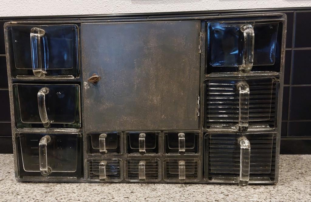 Oud grutterskastje/kruidenkastje/eierkastje met glazen laden, Ophalen