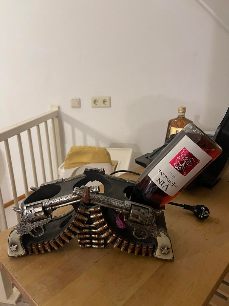 Unieke Wijnfleshouder met Revolver Design, Gebruikt, Ophalen of Verzenden, Minder dan 5 flessen, Metaal