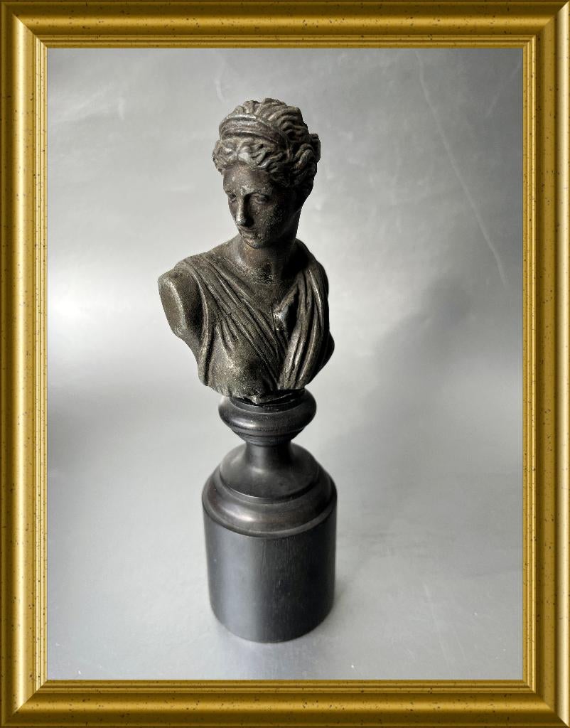 Oude buste op sokkel, Artemis, Diana, Griekse godin, Ophalen of Verzenden