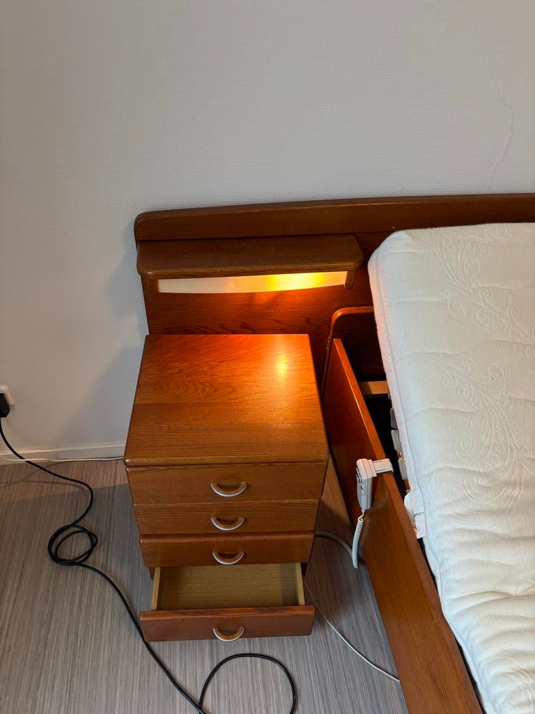 Elektrisch verstelbaar bed met nachtkastje, Ophalen, Eenpersoons, Hout, Verstelbaar