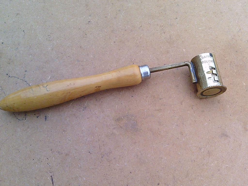 Antiek kruitmaatje uit Frankrijk heeft 5 standen., Ophalen of Verzenden