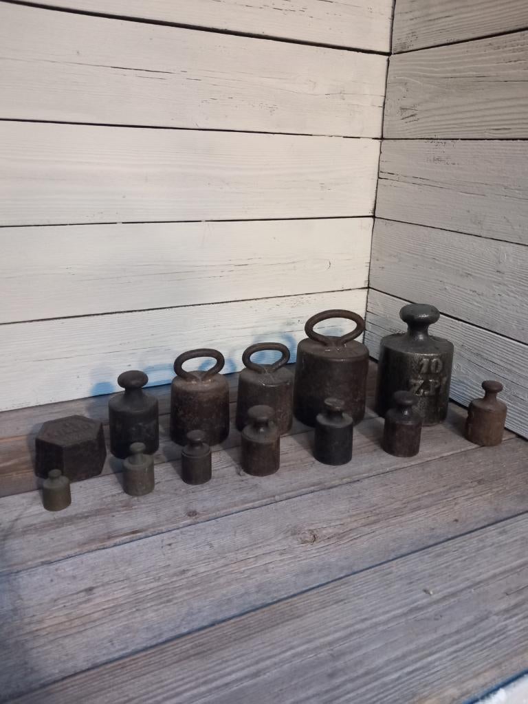 Verzameling van 13 gietijzeren antieke gewichten., Antiek en Kunst, Ophalen of Verzenden