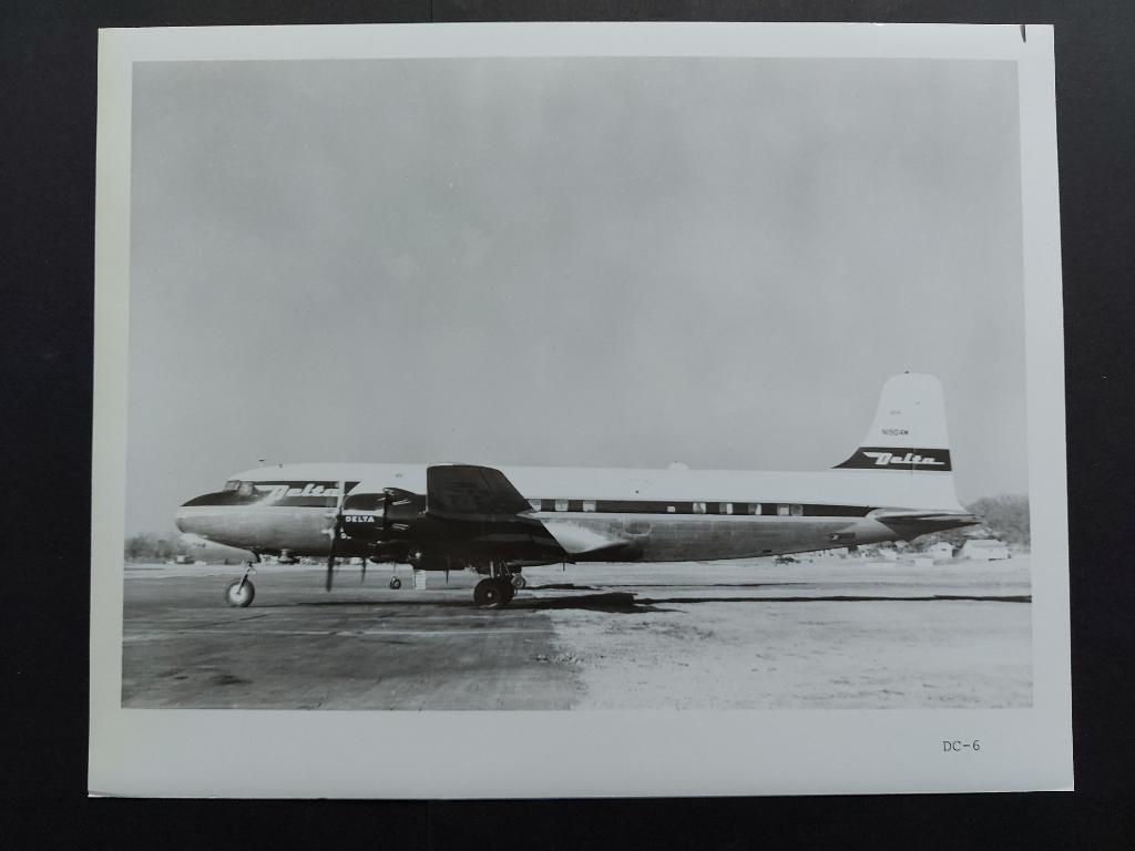 Foto van een DC-6 van Delta Air Lines (F1018), Verzamelen, Luchtvaart en Vliegtuigspotten, Ophalen of Verzenden, Gebruikt, Kaart, Foto of Prent