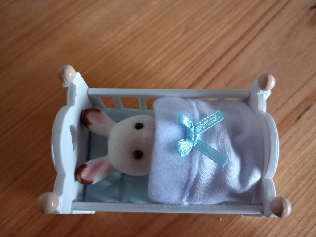 Sylvanian families babykonijn/babybed met laatjes compleet, Ophalen of Verzenden, Zo goed als nieuw, Poppenhuis