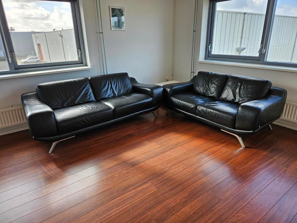 2 zwarte leren Natuzzi banken - 220x100cm en 185x100cm, Huis en Inrichting, Banken | Bankstellen, Ophalen, Gebruikt, Driepersoons