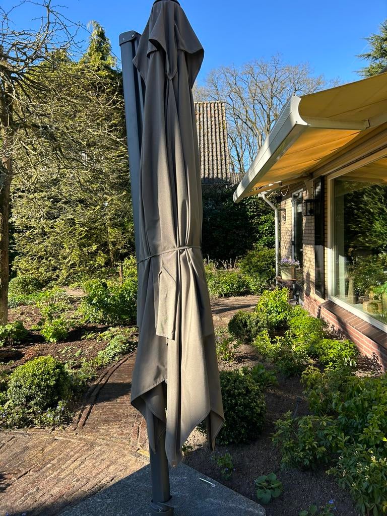 Prachtige 4 seasons parasols te koop taupe kleur 3x3, Ophalen of Verzenden, Zo goed als nieuw, Zweefparasol