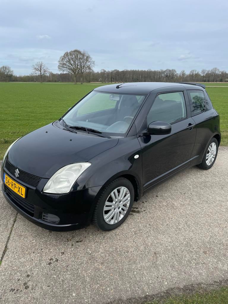 Suzuki Swift 1.3 3D 2005 Zwart, 31 €/maand, Origineel Nederlands, Handgeschakeld, 1000 kg