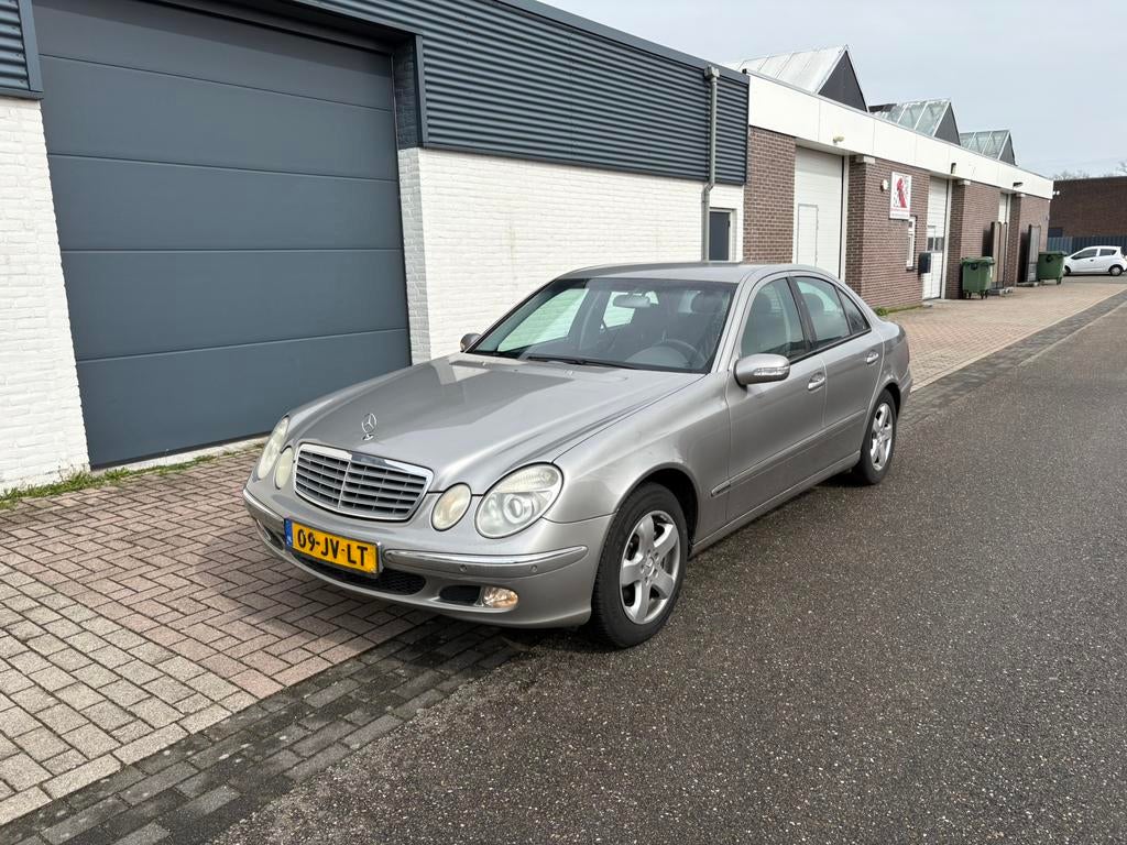 Mercedes-Benz E-Klasse 2.6 E240 Sedan AUT 2002 Grijs, Auto's, Automaat, Achterwielaandrijving, 2597 cc, 1505 kg
