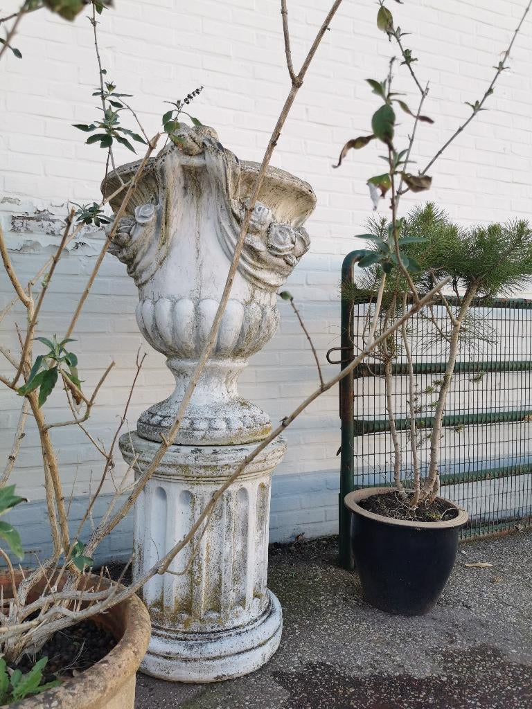 Zeer grote massief stenen tuinvaas op sokkel, Tuin en Terras, Tuinvazen, Ophalen, Gebruikt