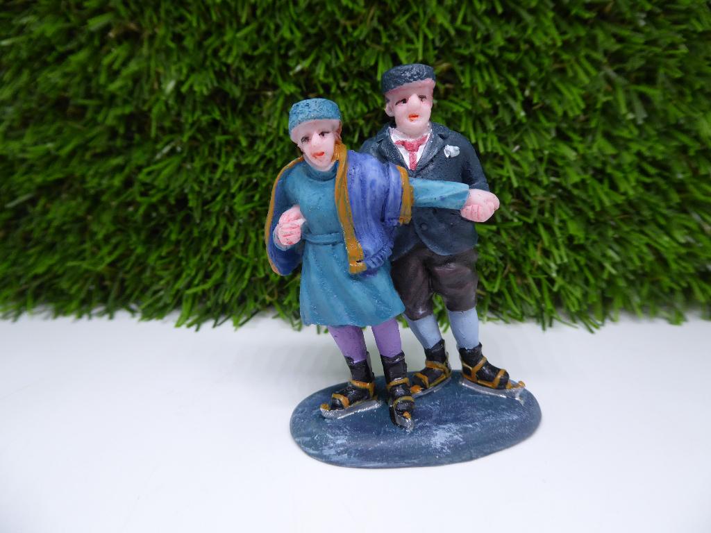 Dickensville   -  Schaatsend stel - ik ruim op, Diversen, Kerst, Ophalen of Verzenden, Nieuw