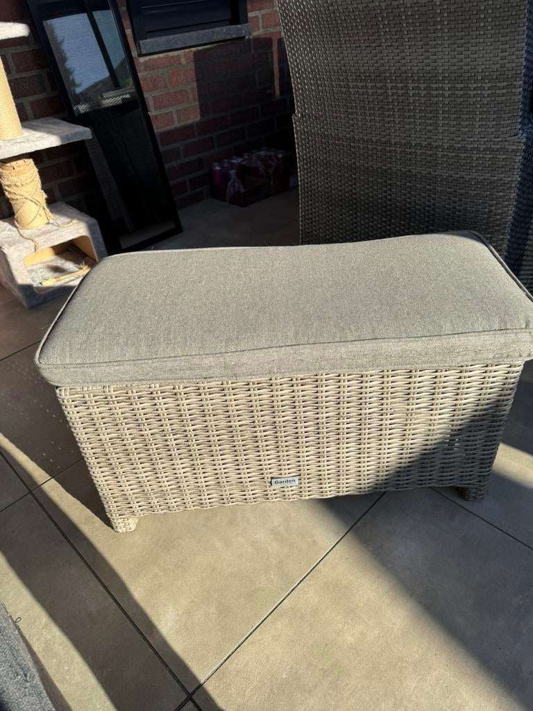 Hocker / voetenbankje met kussen, Ophalen, Zo goed als nieuw