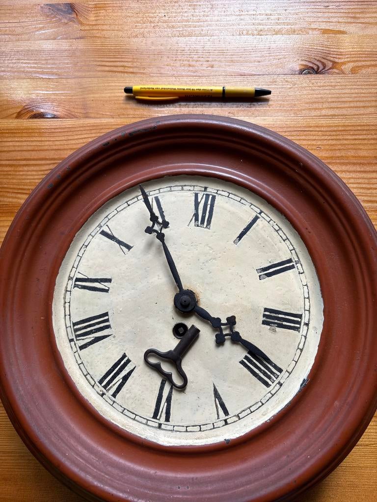 Oude blikken wandklok met Romeinse cijfers, Ophalen of Verzenden