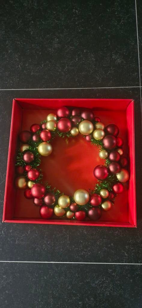 Kerstkrans met rode en gouden ballen, Huis en Inrichting, Ophalen of Verzenden