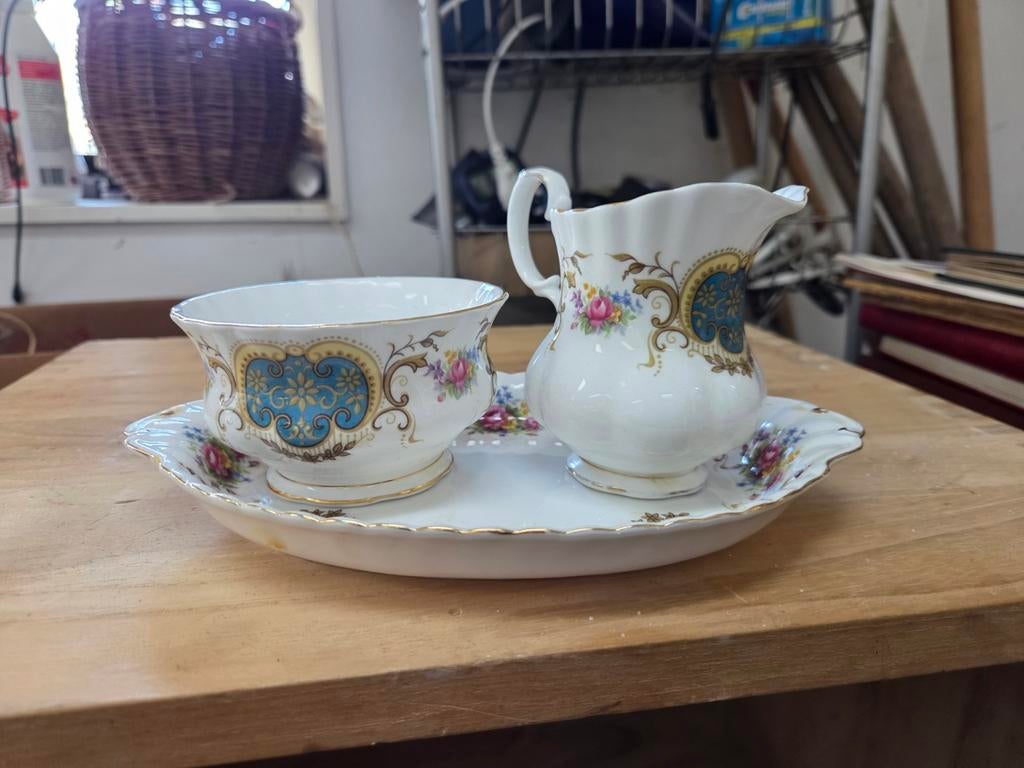 Vintage Royal Albert melkkan, suikerpot en schaal