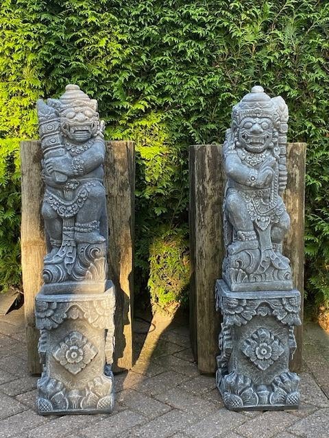 Set Balinese Poortwachters met zuilen.