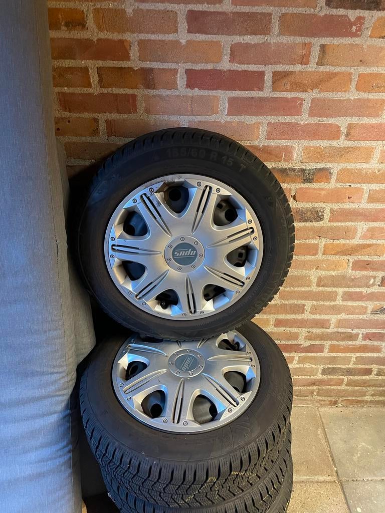 Winterbanden 185/60 R15 met wieldoppen Seat Ibiza 2011, Ophalen, Gebruikt