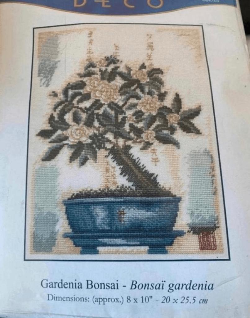 BORDUURPAKKET DMC DECO BONSAÏ GARDENIA, Hobby en Vrije tijd, Verzenden, Nieuw, Handborduren, Borduurpakket