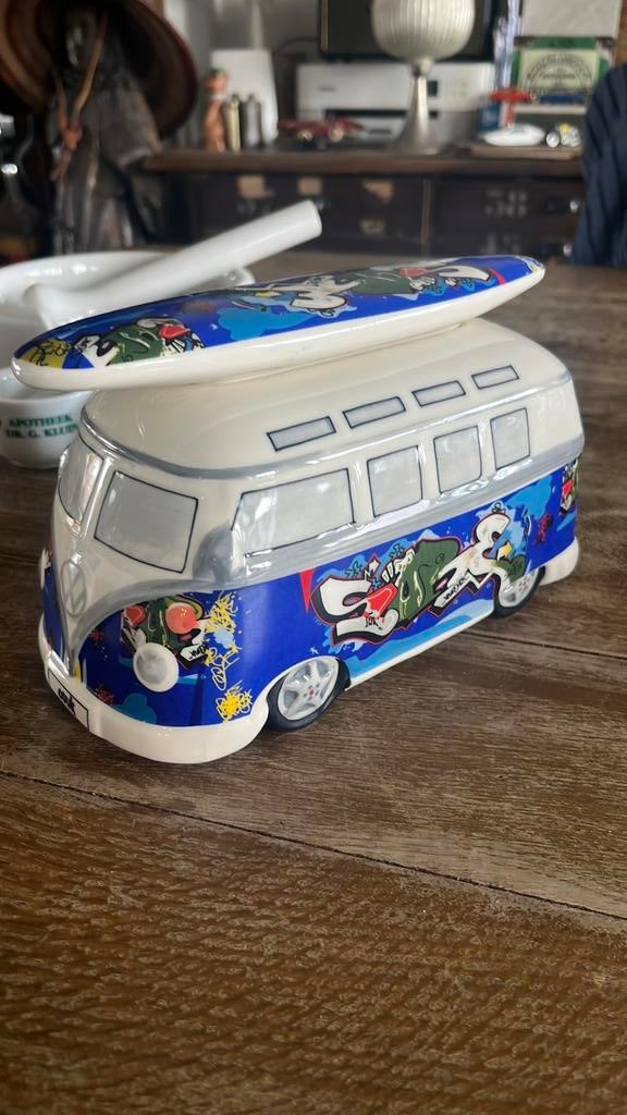 Keramieken Volkswagenbus T1 met surfplank spaarpot, Ophalen of Verzenden, Zo goed als nieuw, Steen, Aardewerk of Keramiek, Dier