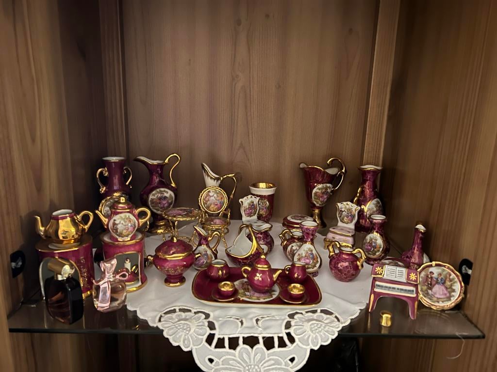 Miniatuur porseleinen set, bordeauxrood met goud, Ophalen