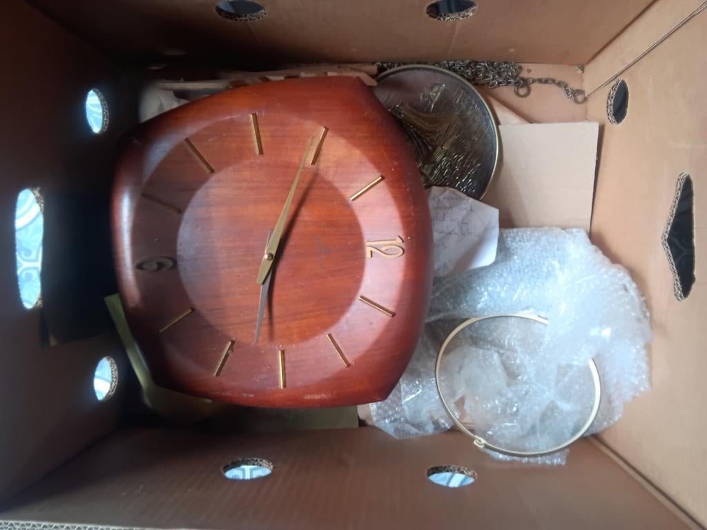 5 bananendozen vol reparatieklokken en onderdelen, Antiek en Kunst, Antiek | Klokken, Ophalen