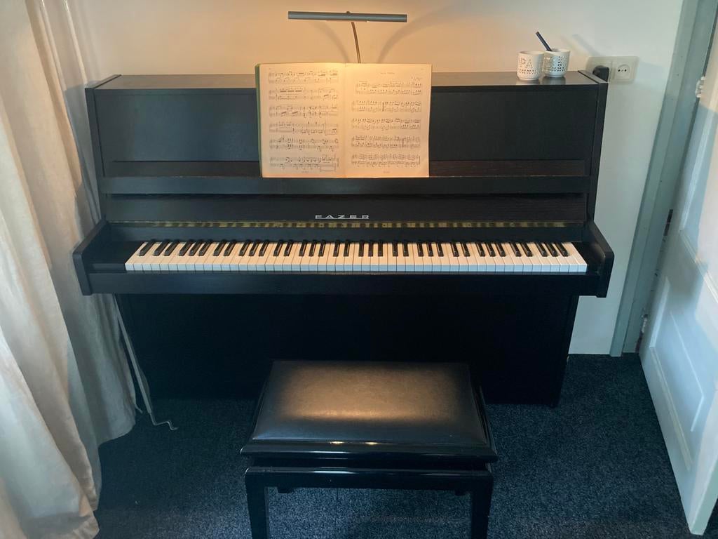 Huiskamer piano: matzwarte Finse piano Fazer, Muziek en Instrumenten, Ophalen, Gebruikt, Zwart, Piano