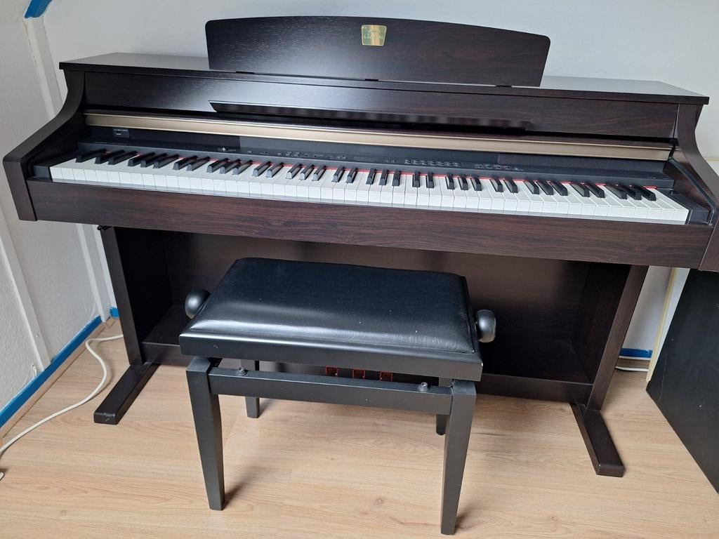 Digitale piano Yamaha Clavinova 330, Muziek en Instrumenten, Piano's, Ophalen, Zo goed als nieuw, Zwart