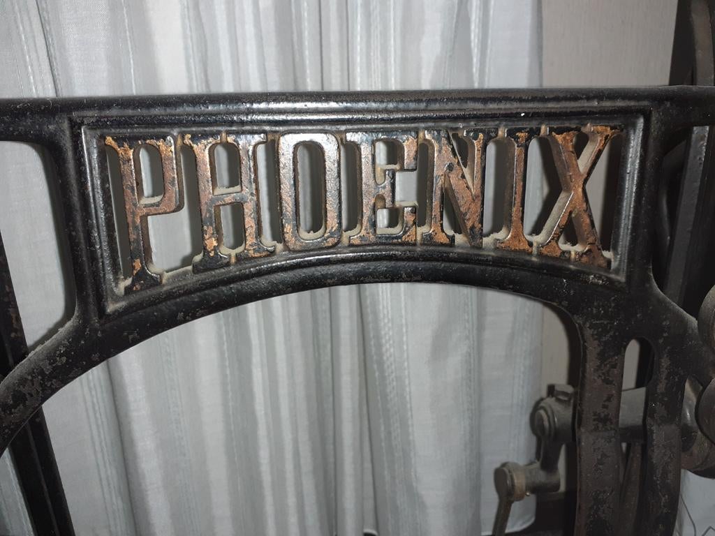 Antieke Phoenix naaimachine uit 1918, Ophalen
