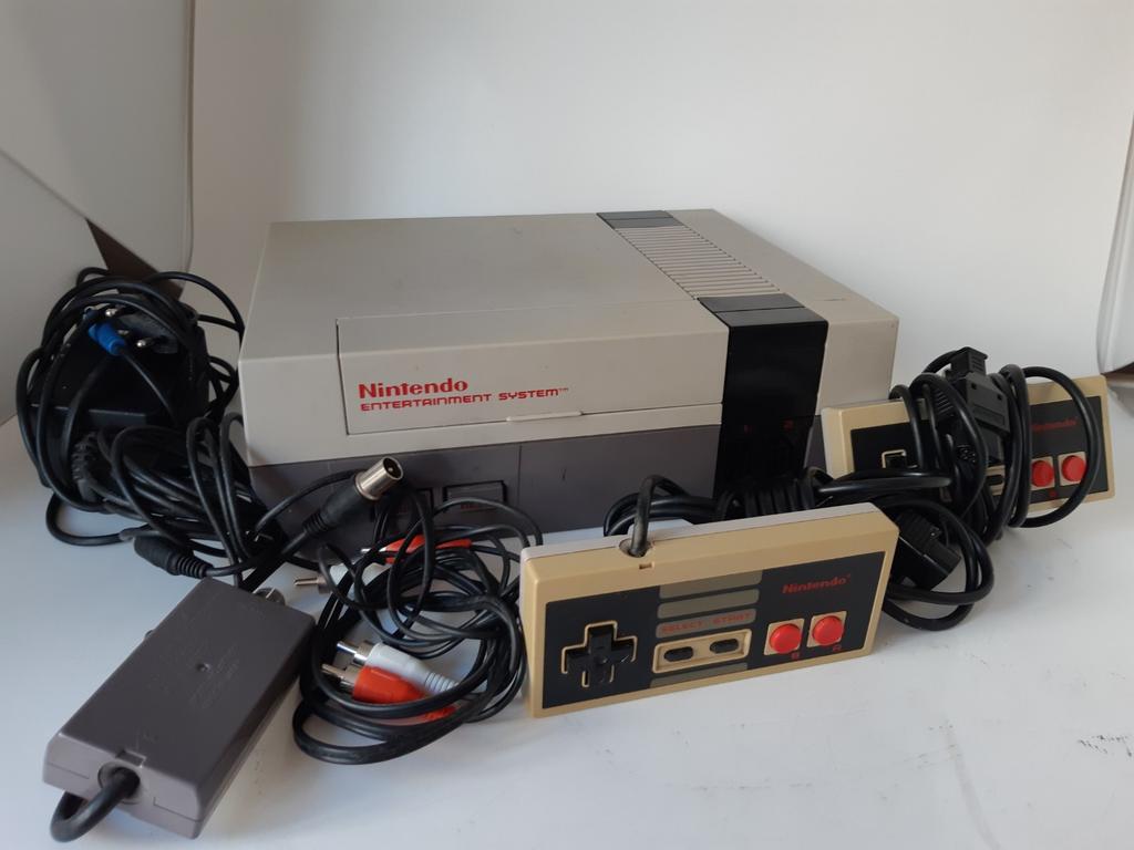 Nintendo Entertainment System (NES) met 2 controllers, Nintendo, Gebruikt, 2 spelers, Nintendo of Europe GmbH, Herriotstraße 4, 60528 Frankfurt am Main, Duitsland