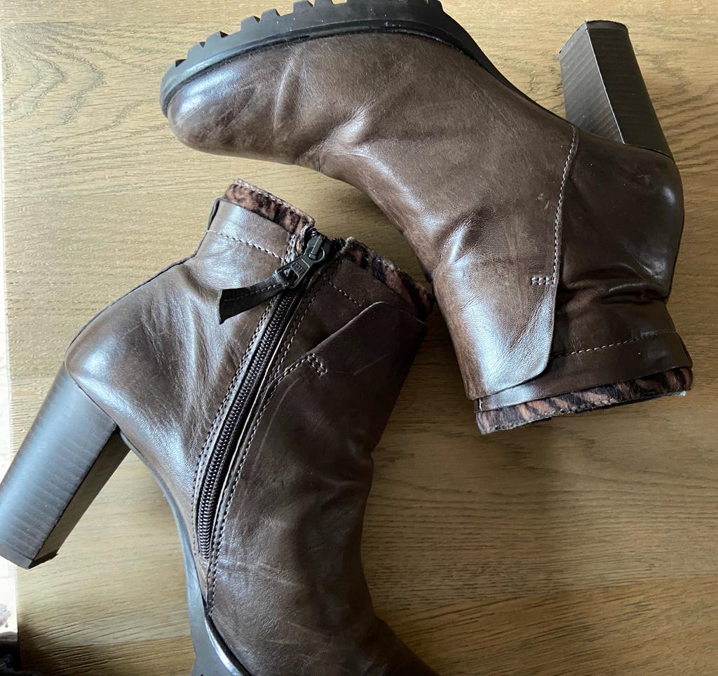 Leder enkellaarsje maat 42 met hoge hak in modekleur bruin., Ophalen of Verzenden, Zo goed als nieuw, Bruin