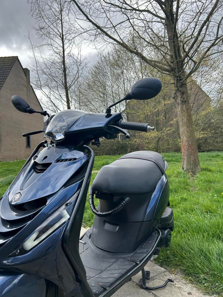 Nette scooter uit 2024, 4583 km, Fietsen en Brommers, Scooters | Piaggio, Ophalen, Maximaal 45 km/u, Zip, Zo goed als nieuw