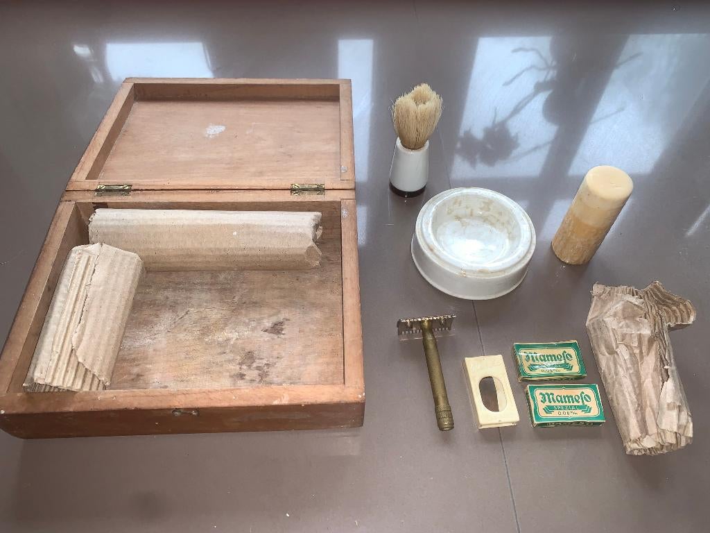 Scheerdoos scheerset scheerkist + scheerartikelen, Antiek en Kunst, Ophalen of Verzenden