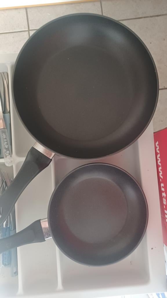 2 BK anti aanbakpannen 20,5 cm en 28,5 cm, Ophalen of Verzenden, Overige materialen, Koekenpan of Braadpan
