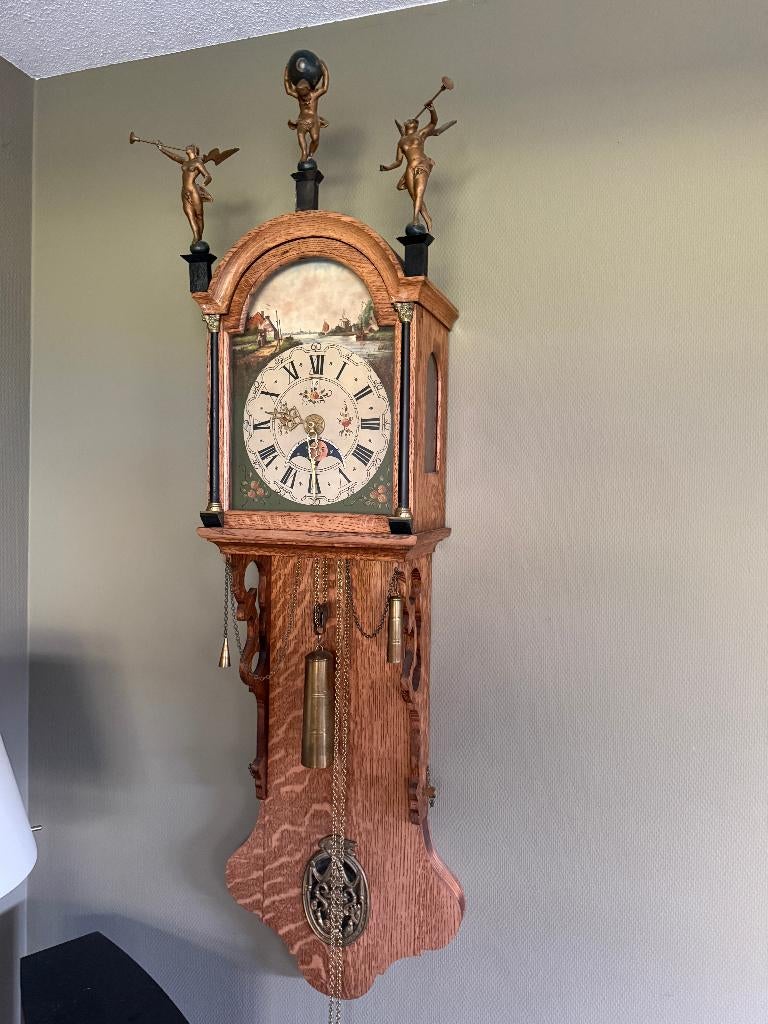 Mooie goed lopende wandklok, Ophalen