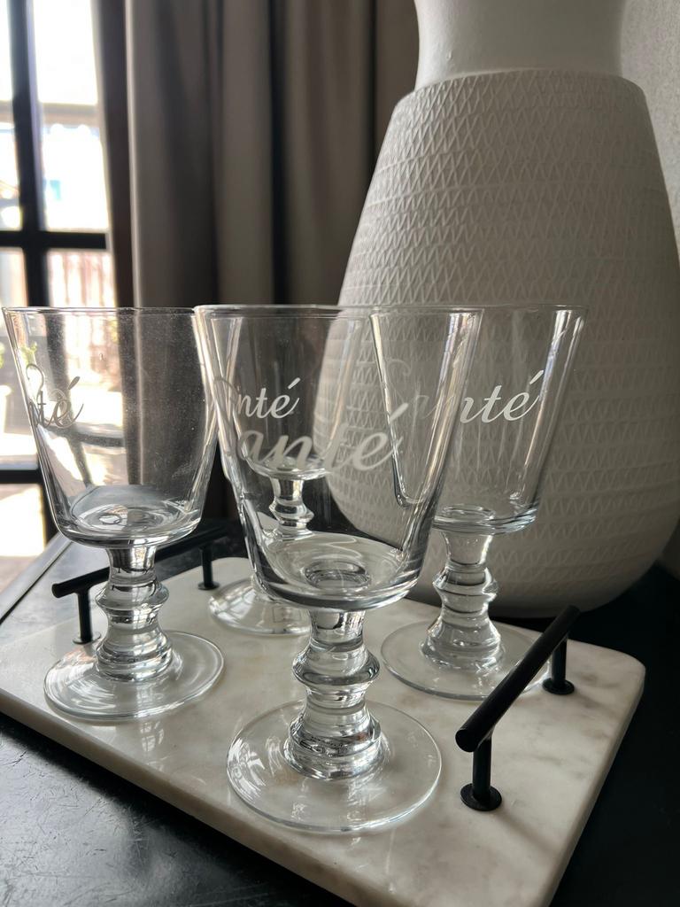 4 glazen van Riviera Masion, Ophalen of Verzenden, Glas, Overige stijlen, Glas of Glazen