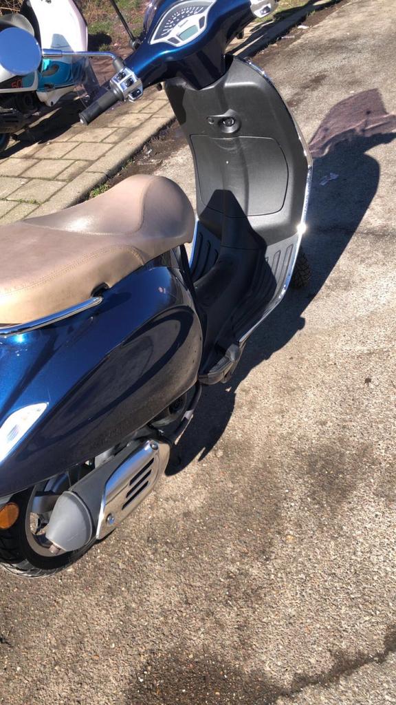 Vespa sprint - Blauw met bruin zadel, Fietsen en Brommers, Scooters | Vespa, Ophalen, Gebruikt, Maximaal 45 km/u, Vespa S