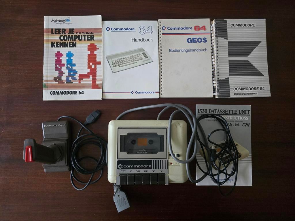 COMMODORE DATASETTE/JOYSTICK/BOEKEN/KABEL MOET ZSM WEG !!, Ophalen of Verzenden