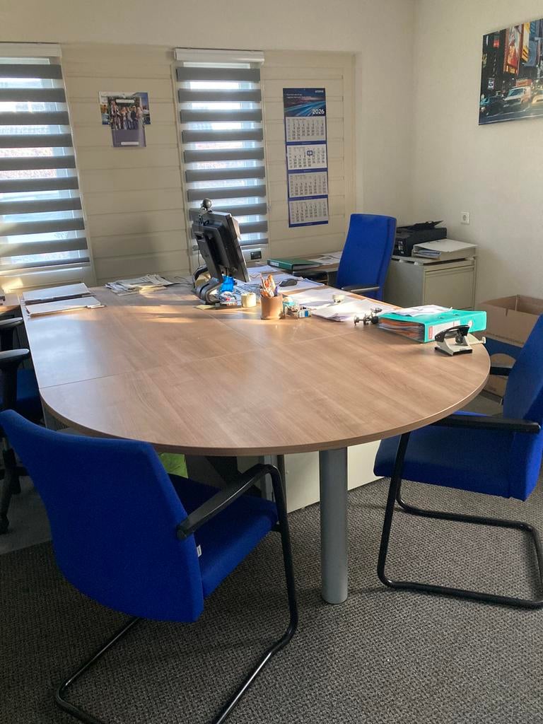 Moderne bureau-opstelling met bureaustoelen, Werkplek, Ophalen, Gebruikt, Bureau