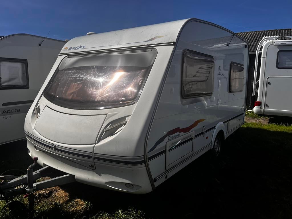 Swift 410/1 – Nette 4-persoons caravan 2002 Vochtvrij, Caravans en Kamperen, Caravans, Particulier, tot en met 4, 750 - 1000 kg