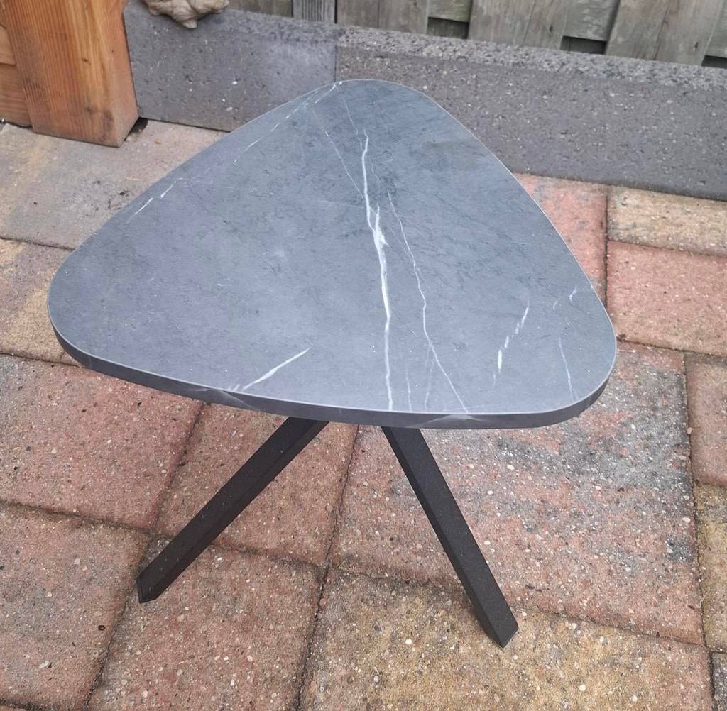 Zwart driehoekig bijzettafeltje met marmerlook blad, Ophalen, Minder dan 45 cm, Minder dan 55 cm, Zo goed als nieuw