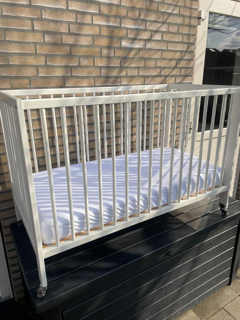 Ikea Ledikant op wielen met Aerosleep matras, Kinderen en Baby's, Babywiegjes en Ledikanten, Ophalen, Gebruikt, Ledikant