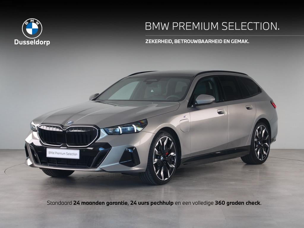 BMW 5 Serie Touring 550e xDrive (bj 2025, automaat), Auto's, BMW, Automaat, Gebruikt, Overige brandstoffen, Leder