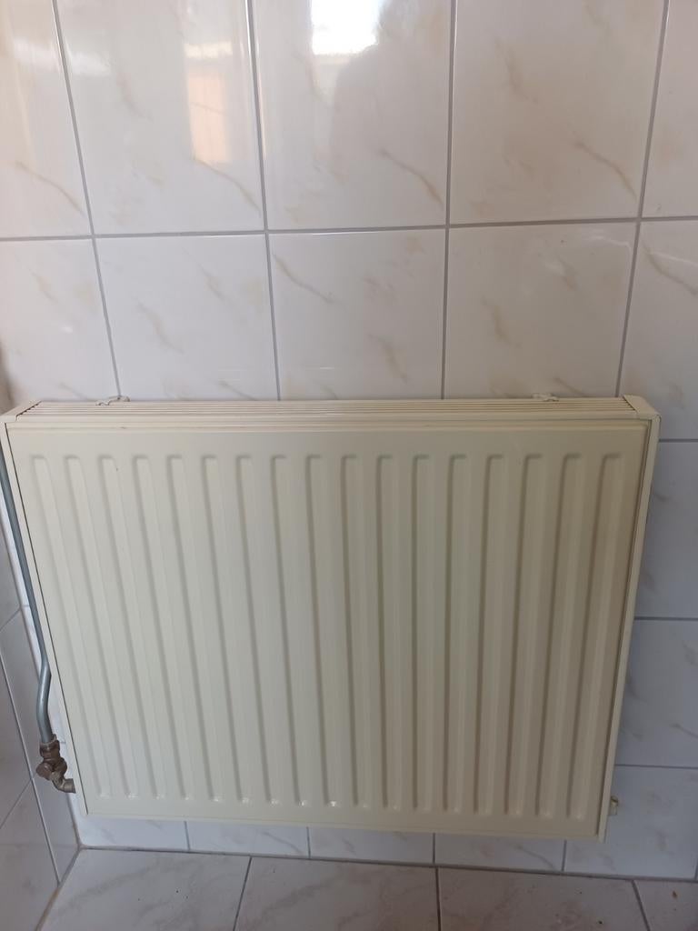Radiator met thermostaatkraan - 73x60 cm, Ophalen, 30 tot 80 cm, Gebruikt, Radiator